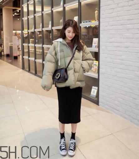 棉服配裙子好看嗎？棉衣配什么裙子好？