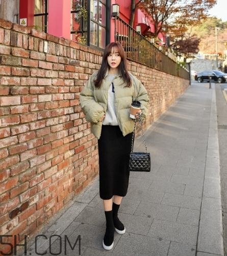 棉服配裙子好看嗎？棉衣配什么裙子好？