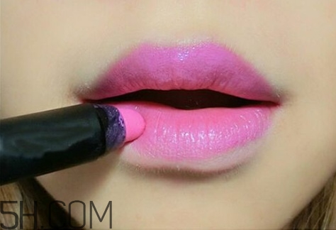 梅子色口紅哪個牌子好？絲絨口紅怎么涂好看？