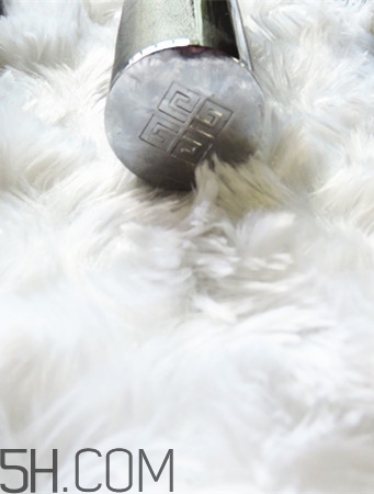 紀(jì)梵希小羊皮304是什么顏色？紀(jì)梵希小羊皮滋潤(rùn)嗎？