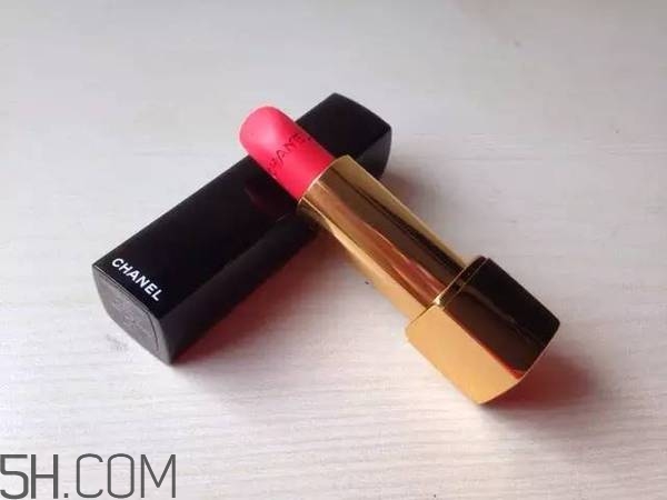 香奈兒絲絨口紅43適合黃皮嗎？香奈兒口紅哪個(gè)色最火？