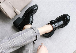 新皮鞋前面擠腳怎么辦？新鞋子磨腳后跟怎么辦？