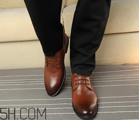 皮鞋能用烘鞋器嗎？皮鞋可以用吹風(fēng)機(jī)吹嗎？