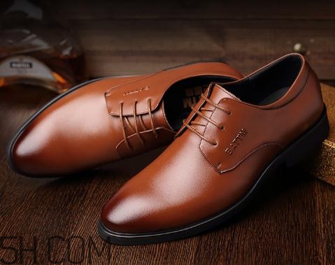 皮鞋能用烘鞋器嗎？皮鞋可以用吹風(fēng)機(jī)吹嗎？