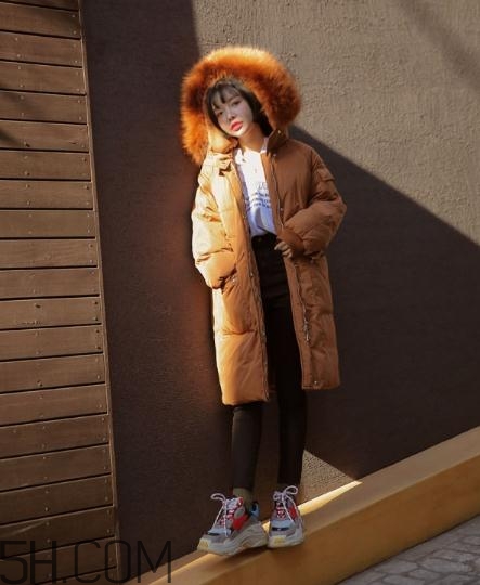 焦糖色棉襖配什么內(nèi)搭？焦糖色棉服搭配圖片