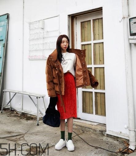 焦糖色棉襖配什么內(nèi)搭？焦糖色棉服搭配圖片