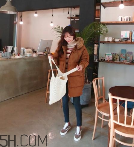 焦糖色棉襖配什么內(nèi)搭？焦糖色棉服搭配圖片