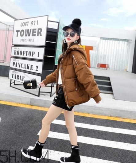 焦糖色棉襖配什么內(nèi)搭？焦糖色棉服搭配圖片