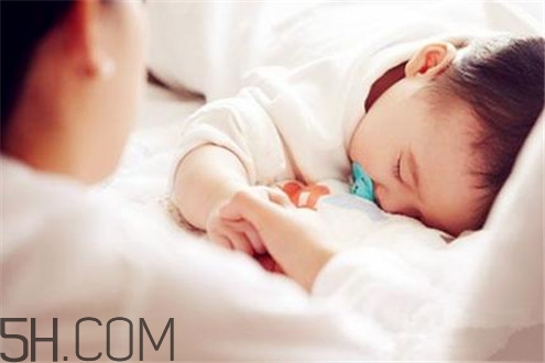 冬天空調(diào)開多少度比較適合嬰兒？嬰兒發(fā)燒可以開空調(diào)嗎？