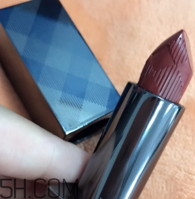 burberry口紅97和93哪個(gè)好看？burberry巴寶莉97和93對(duì)比