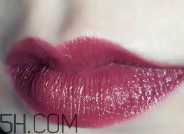 burberry口紅97和93哪個(gè)好看？burberry巴寶莉97和93對(duì)比