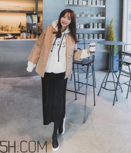 米色羽絨服怎么搭配？米色羽絨服搭配圖片