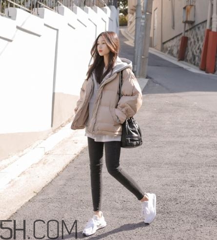 米色羽絨服怎么搭配？米色羽絨服搭配圖片