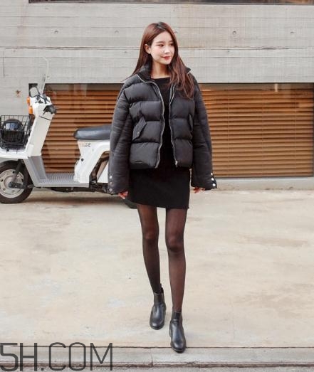 黑色羽絨服配什么顏色毛衣？黑色羽絨服搭配毛衣圖片