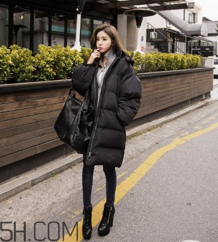 黑色羽絨服配什么顏色毛衣？黑色羽絨服搭配毛衣圖片