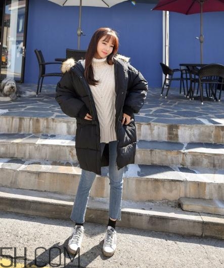 黑色羽絨服配什么顏色毛衣？黑色羽絨服搭配毛衣圖片