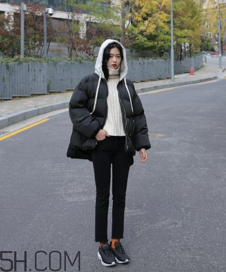 黑色羽絨服配什么顏色毛衣？黑色羽絨服搭配毛衣圖片