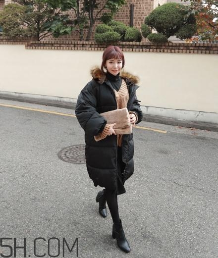 黑色羽絨服配什么顏色毛衣？黑色羽絨服搭配毛衣圖片