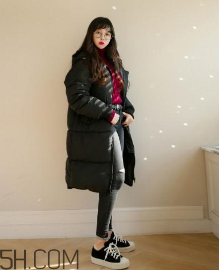 黑色羽絨服配什么顏色毛衣？黑色羽絨服搭配毛衣圖片