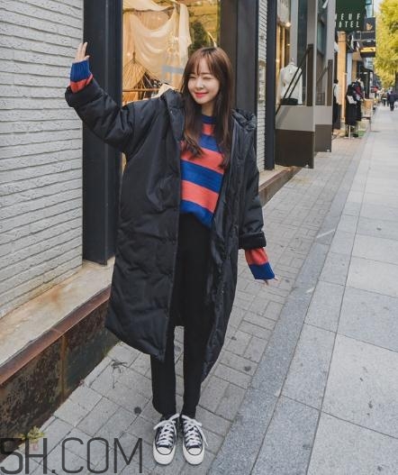 黑色羽絨服配什么顏色毛衣？黑色羽絨服搭配毛衣圖片