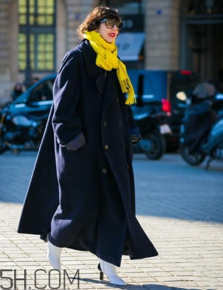 深藍(lán)色大衣配什么顏色圍巾？深藍(lán)色大衣搭配圍巾圖片