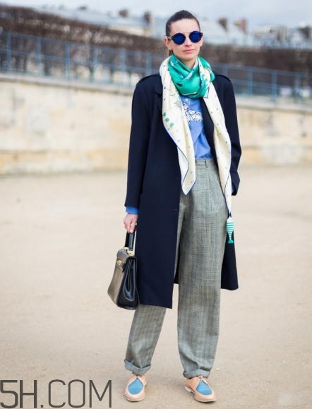 深藍(lán)色大衣配什么顏色圍巾？深藍(lán)色大衣搭配圍巾圖片
