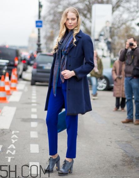 深藍(lán)色大衣配什么顏色圍巾？深藍(lán)色大衣搭配圍巾圖片