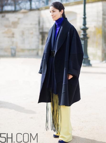 深藍(lán)色大衣配什么顏色圍巾？深藍(lán)色大衣搭配圍巾圖片