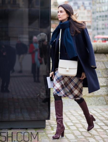 深藍(lán)色大衣配什么顏色圍巾？深藍(lán)色大衣搭配圍巾圖片