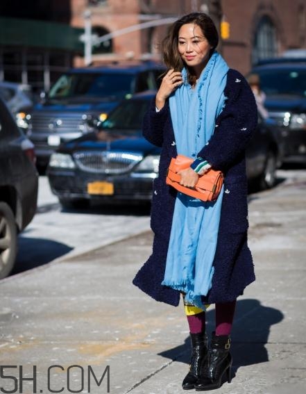 深藍(lán)色大衣配什么顏色圍巾？深藍(lán)色大衣搭配圍巾圖片