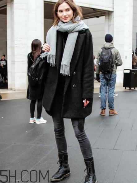 黑色大衣配什么顏色圍巾？黑色大衣搭配圍巾圖片