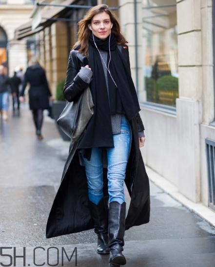 黑色大衣配什么顏色圍巾？黑色大衣搭配圍巾圖片