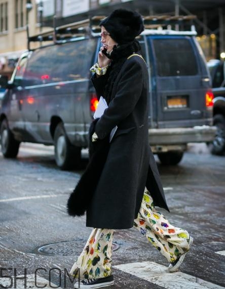 黑色大衣配什么顏色圍巾？黑色大衣搭配圍巾圖片