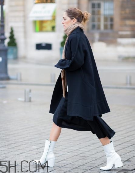 黑色大衣配什么顏色圍巾？黑色大衣搭配圍巾圖片