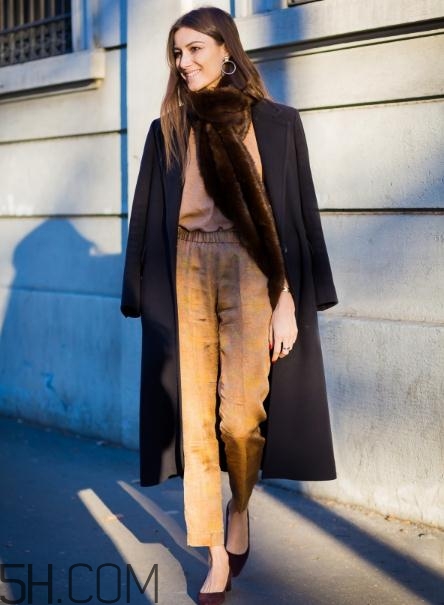 黑色大衣配什么顏色圍巾？黑色大衣搭配圍巾圖片