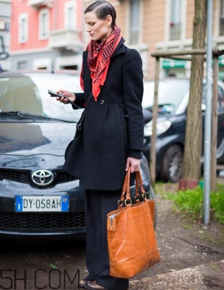 黑色大衣配什么顏色圍巾？黑色大衣搭配圍巾圖片