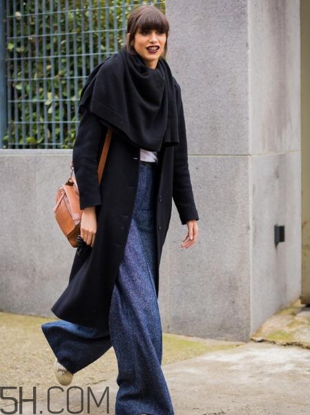黑色大衣配什么顏色圍巾？黑色大衣搭配圍巾圖片