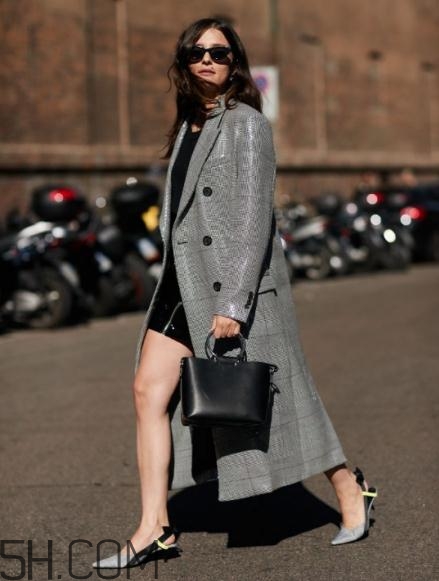 灰色格子大衣怎么搭配？灰色格子大衣搭配圖片