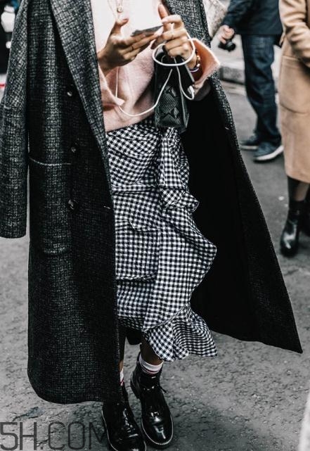 灰色格子大衣怎么搭配？灰色格子大衣搭配圖片