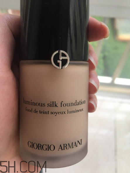 阿瑪尼絲質亮麗粉底液好用嗎？阿瑪尼絲質亮麗粉底液多少錢？