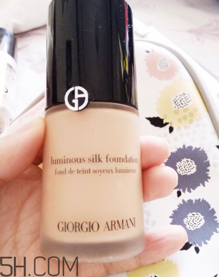 阿瑪尼絲質亮麗粉底液好用嗎？阿瑪尼絲質亮麗粉底液多少錢？