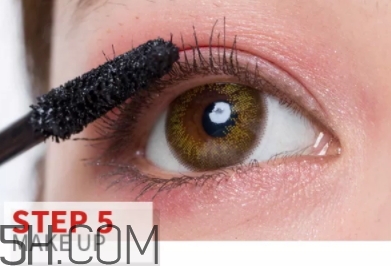 玫紅色口紅配什么眼影？玫紅色口紅眼影顏色搭配