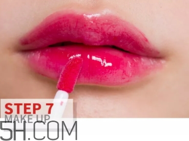 玫紅色口紅配什么眼影？玫紅色口紅眼影顏色搭配