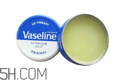 凡士林潤唇膏和小藍罐哪個好？凡士林唇膏護唇小貼士