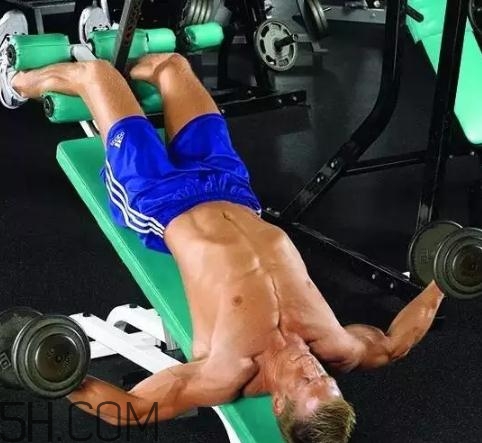 啞鈴飛鳥練哪里的肌肉？啞鈴飛鳥怎么做？