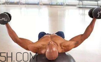 啞鈴飛鳥練哪里的肌肉？啞鈴飛鳥怎么做？