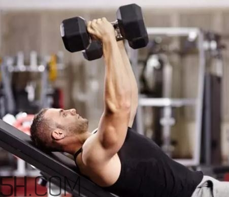 啞鈴飛鳥用多重的啞鈴？啞鈴飛鳥怎么呼吸？