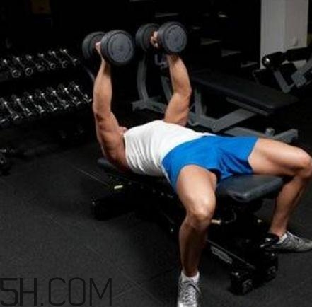 啞鈴飛鳥肩膀疼是什么原因？啞鈴飛鳥傷肩關(guān)節(jié)嗎？