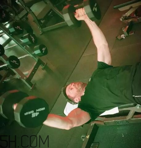 啞鈴飛鳥肩膀疼是什么原因？啞鈴飛鳥傷肩關(guān)節(jié)嗎？