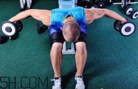 啞鈴飛鳥肩膀疼是什么原因？啞鈴飛鳥傷肩關(guān)節(jié)嗎？